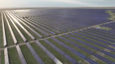 Bir bahar günü güneş panellerinden oluşan bir alanın kuadkopterinden görüntüle