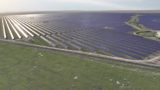 Pohled Quadcopteru Pole Solárních Panelů Jarní Den — Stock video