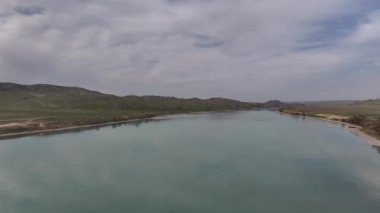 Kazakistan 'ın ana nehirlerinden biri olan Ili' nin, ülkenin güneydoğusundan Balkhash Gölü 'ne akan bir kuadkopterinin görüntüsü.