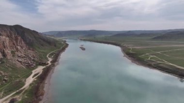 Kazakistan 'ın ana nehirlerinden biri olan Ili' nin, ülkenin güneydoğusundan Balkhash Gölü 'ne akan bir kuadkopterinin görüntüsü.