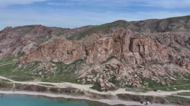 Kazakistan 'ın ana nehirlerinden biri olan Ili' nin, ülkenin güneydoğusundan Balkhash Gölü 'ne akan bir kuadkopterinin görüntüsü.