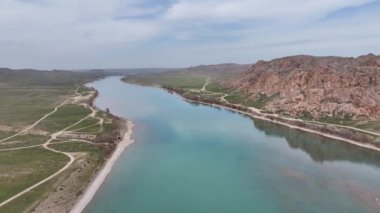 Kazakistan 'ın ana nehirlerinden biri olan Ili' nin, ülkenin güneydoğusundan Balkhash Gölü 'ne akan bir kuadkopterinin görüntüsü.