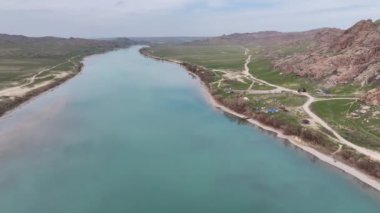 Kazakistan 'ın ana nehirlerinden biri olan Ili' nin, ülkenin güneydoğusundan Balkhash Gölü 'ne akan bir kuadkopterinin görüntüsü.