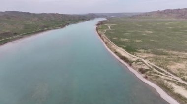 Kazakistan 'ın ana nehirlerinden biri olan Ili' nin, ülkenin güneydoğusundan Balkhash Gölü 'ne akan bir kuadkopterinin görüntüsü.