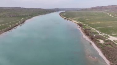 Kazakistan 'ın ana nehirlerinden biri olan Ili' nin, ülkenin güneydoğusundan Balkhash Gölü 'ne akan bir kuadkopterinin görüntüsü.