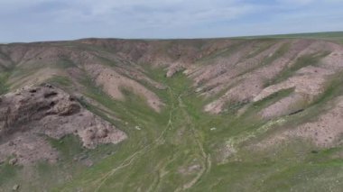 Bir bahar günü Kazakistan Nehri 'ndeki Ili Vadisi' ndeki küçük kayalardan oluşan bir kuadkopterden görüntü.