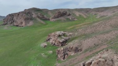 Bir bahar günü Kazakistan Nehri 'ndeki Ili Vadisi' ndeki küçük kayalardan oluşan bir kuadkopterden görüntü.
