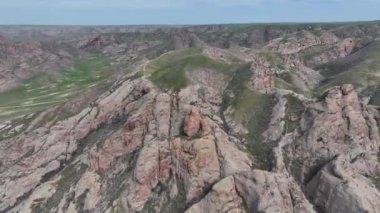 Bir bahar günü Kazakistan Nehri 'ndeki Ili Vadisi' ndeki küçük kayalardan oluşan bir kuadkopterden görüntü.