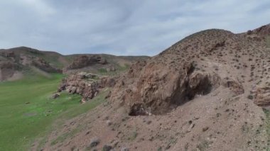 Bir bahar günü Kazakistan Nehri 'ndeki Ili Vadisi' ndeki küçük kayalardan oluşan bir kuadkopterden görüntü.