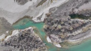 Almaty bölgesindeki Kazak Ili Nehri 'nin ağzındaki bir adanın dörtgen görüntüsü.