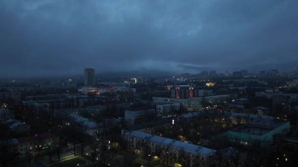Den Centrala Delen Den Största Staden Kazakstan Almaty Molnig Vårmorgon — Stockvideo
