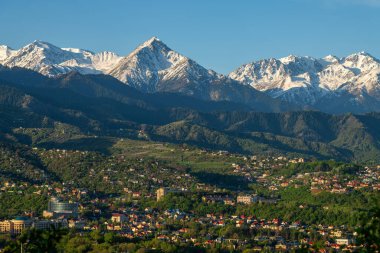 Kazak şehri Almaty 'nin etekleri bir bahar sabahı evlerle doluydu.