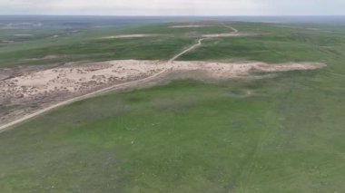 Bir bahar günü Almaty şehrinin kuzeyinde, Kazakistan 'ın güneydoğusundaki bir tepelik vadiden görüntüyü izliyoruz.