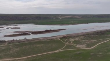 Kazakistan 'ın ana nehirlerinden biri olan Ili' nin, ülkenin güneydoğusundan Balkhash Gölü 'ne akan bir kuadkopterinin görüntüsü.