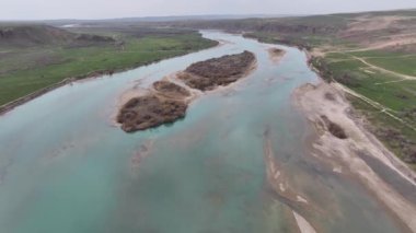Kazakistan 'ın ana nehirlerinden biri olan Ili' nin, ülkenin güneydoğusundan Balkhash Gölü 'ne akan bir kuadkopterinin görüntüsü.