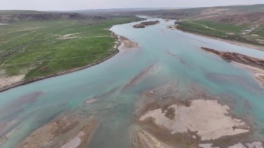 Kazakistan 'ın ana nehirlerinden biri olan Ili' nin, ülkenin güneydoğusundan Balkhash Gölü 'ne akan bir kuadkopterinin görüntüsü.