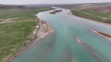 Kazakistan 'ın ana nehirlerinden biri olan Ili' nin, ülkenin güneydoğusundan Balkhash Gölü 'ne akan bir kuadkopterinin görüntüsü.