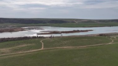 Kazakistan 'ın ana nehirlerinden biri olan Ili' nin, ülkenin güneydoğusundan Balkhash Gölü 'ne akan bir kuadkopterinin görüntüsü.