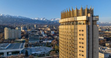 Almaty, Kazakistan, 02.04.2024. Bir bahar sabahı Kazak şehri Almaty ve Kazakistan Oteli 'nin merkez kısmındaki bir kuadkopter görüntüsü