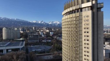 Almaty, Kazakistan, 02.04.2024. Bir bahar sabahı Kazak şehri Almaty ve Kazakistan Oteli 'nin merkez kısmındaki bir kuadkopter görüntüsü