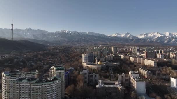 カザフスタン南東部のクワッドコプターからの眺め アルマティ 晴れた春の日の山脈の背景に対して — ストック動画