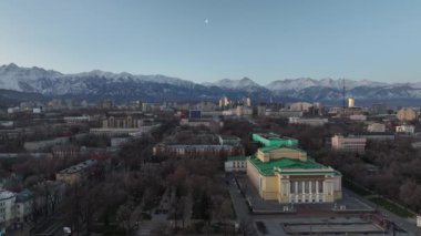 Almaty, Kazakistan, 02.04.2024. Kazak şehri Almaty 'nin merkez kısmının dörtte birinden sabah ilkbahar manzarası ve 1941 yılında inşa edilen Ulusal Opera ve Bale Tiyatrosu.