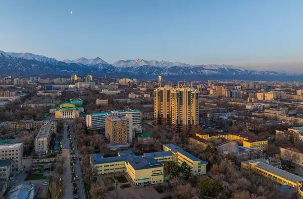 Almaty, Kazakistan, 04.02.2024. Kazakistan 'ın en büyük şehri olan Almaty' nin merkez kısmının bir kuadkopterinden bahar sabahının erken saatlerinde görüntülenir. 