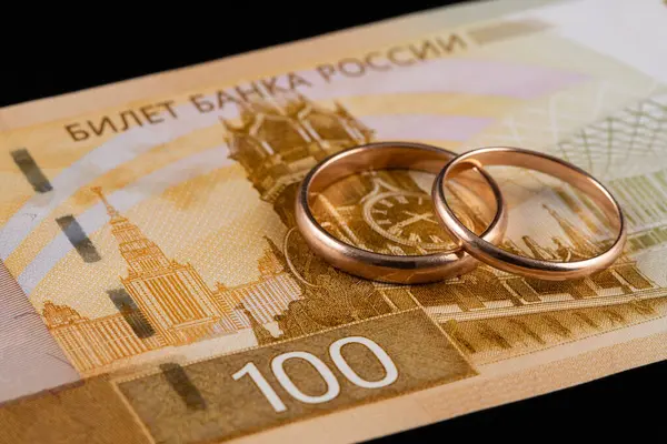 Wedding Rings 100 Russian Ruble Banknote Stock Image
