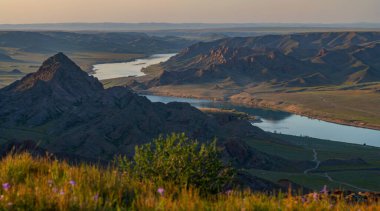 Kazakistan 'ın en büyük nehirlerinden biri Kazakistan' ın güneydoğusundan akan ve Balkhash Gölü 'ne akan Ili Nehri' dir.