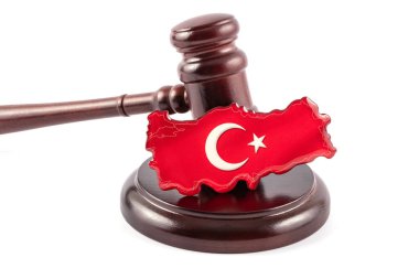 Türkiye 'nin sembolik haritası ve hakimin tokmağı beyaz zemin üzerinde