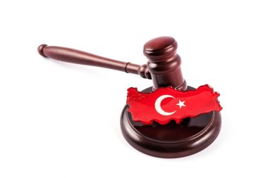 Türkiye 'nin sembolik haritası ve hakimin tokmağı beyaz zemin üzerinde