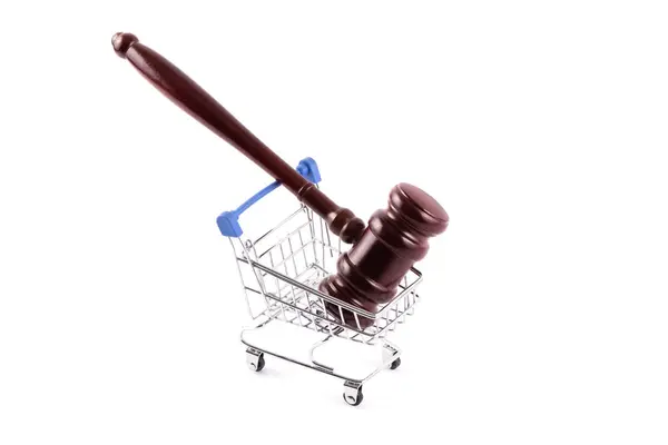 法官在一辆白色背景的超级市场微型购物车上的木槌 — 图库照片