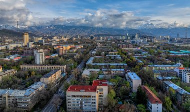 Almaty, Kazakistan, 04.17.2024. Bir bahar akşamında Kazak şehri Almaty 'nin merkez kısmının bir kuadkopterinden görüntü