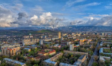 Almaty, Kazakistan, 04.17.2024. Bir bahar akşamında Kazak şehri Almaty 'nin merkez kısmının bir kuadkopterinden görüntü