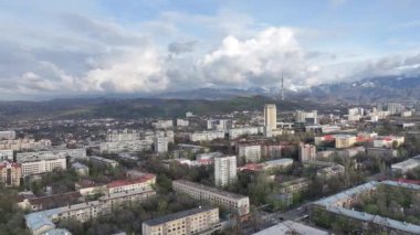 Almaty, Kazakistan, 04.17.2024. Bir bahar akşamında Kazak 'ın en büyük şehri Almaty' nin merkez kısmının bir kuadkopterinden bakın.