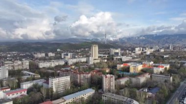 Almaty, Kazakistan, 04.17.2024. Bir bahar akşamında Kazak 'ın en büyük şehri Almaty' nin merkez kısmının bir kuadkopterinden bakın.