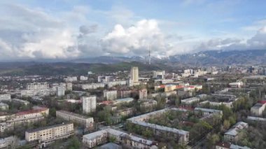 Almaty, Kazakistan, 04.17.2024. Bir bahar akşamında Kazak 'ın en büyük şehri Almaty' nin merkez kısmının bir kuadkopterinden bakın.