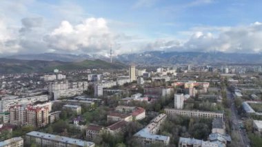 Almaty, Kazakistan, 04.17.2024. Bir bahar akşamında Kazak 'ın en büyük şehri Almaty' nin merkez kısmının bir kuadkopterinden bakın.