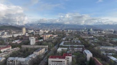 Almaty, Kazakistan, 04.17.2024. Bir bahar akşamında Kazak 'ın en büyük şehri Almaty' nin merkez kısmının bir kuadkopterinden bakın.