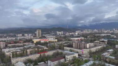 Almaty, Kazakistan, 04.17.2024. Bir bahar akşamında Kazak 'ın en büyük şehri Almaty' nin merkez kısmının bir kuadkopterinden bakın.