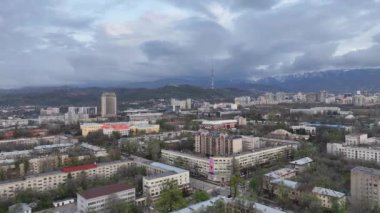 Almaty, Kazakistan, 04.17.2024. Bir bahar akşamında Kazak 'ın en büyük şehri Almaty' nin merkez kısmının bir kuadkopterinden bakın.