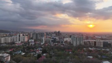 Günbatımında, bir bahar akşamı, Kazakistan 'ın en büyük şehri olan Almatı' nın bir kuadkopterinden görüntü.