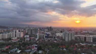 Günbatımında, bir bahar akşamı, Kazakistan 'ın en büyük şehri olan Almatı' nın bir kuadkopterinden görüntü.