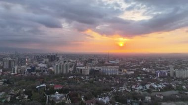 Günbatımında, bir bahar akşamı, Kazakistan 'ın en büyük şehri olan Almatı' nın bir kuadkopterinden görüntü.