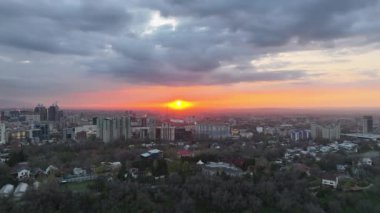 Günbatımında, bir bahar akşamı, Kazakistan 'ın en büyük şehri olan Almatı' nın bir kuadkopterinden görüntü.