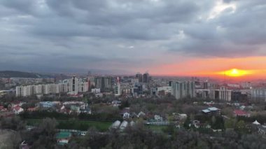 Günbatımında, bir bahar akşamı, Kazakistan 'ın en büyük şehri olan Almatı' nın bir kuadkopterinden görüntü.