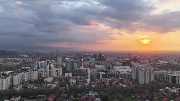Vue Depuis Quadcopter Grande Ville Kazakhstan Almaty Soir Printemps Coucher — Video