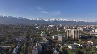En büyük Kazak şehri Almaty 'nin merkez kısmının bir kuadkopterinden görüntüle
