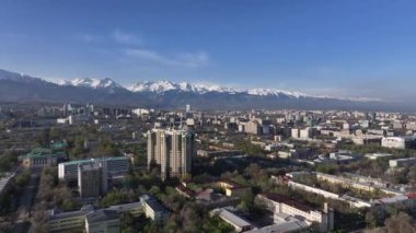 En büyük Kazak şehri Almaty 'nin merkez kısmının bir kuadkopterinden görüntüle