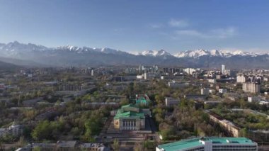 En büyük Kazak şehri Almaty 'nin merkez kısmının bir kuadkopterinden görüntüle
